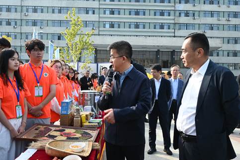 校长勉励同学们